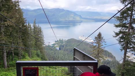 Paseo-En-Tirolesa-Ziprider-En-El-Punto-Del-Estrecho-Helado-En-Hoonah,-Alaska,-Liberado-Visto-Desde-La-Parte-Trasera-De-La-Plataforma-En-Un-Día-Claro-Con-Cruceros-En-Segundo-Plano