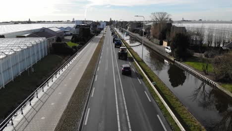 Los-Agricultores-Holandeses-Conducen-Sus-Tractores-De-Camino-A-Zuiderpark-En-La-Haya,-Países-Bajos.