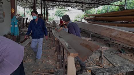 Chinese-craftsmen-lay-down-the-keel-of-the-dragon-boat