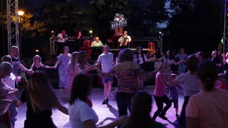 Grupo-De-Personas-Bailando-En-Rumania-Bucarest-Noche