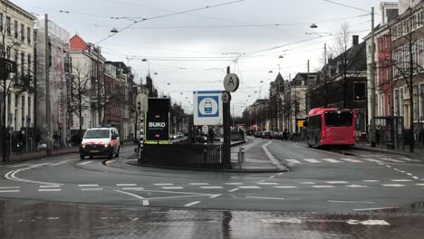 Cyclists-and-traffic-in-the-The-Hague,-Netherlands,-02