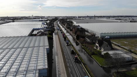 Los-Agricultores-Holandeses-Conducen-Sus-Tractores-De-Camino-A-Zuiderpark-En-La-Haya,-Países-Bajos.