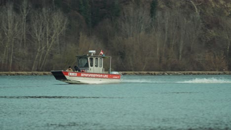 Un-Rápido-Barco-De-Bomberos-De-Aluminio-Avanza-Río-Arriba-Por-El-Danubio,-Un-Río-Que-Atraviesa-Austria,-Hacia-Su-Próxima-Misión.