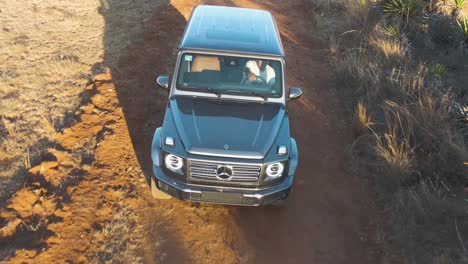 Coche-Mercedes-benz-Todoterreno-Conduciendo-Por-El-Desierto-En-Oaxaca,-México