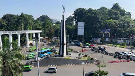 El-Coche-Rodea-El-Monumento-A-Kujang,-Una-Calle-Muy-Transitada.