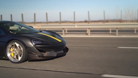 Hombre-En-Mclaren-Exceso-De-Velocidad-En-La-Autopista