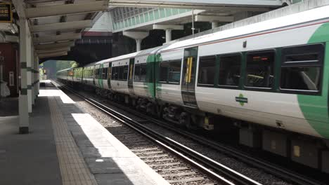 Tren-Que-Llega-A-La-Estación-De-Tren-De-Streetham-En-Londres,-Inglaterra