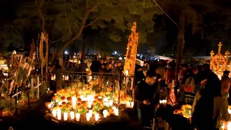 Decoración-En-Un-Cementerio-Mexicano-El-Día-De-Los-Muertos--Cementerio-De-Tzintzuntzan-En-Michoacán-México,-Uno-De-Los-Más-Representativos-Para-Celebrar-El-Día-De-Muertos