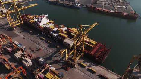 Puerto-De-Manzanillo-Con-Buque-De-Carga-Cargado-En-Colima,-México---Toma-Aérea-De-Drones