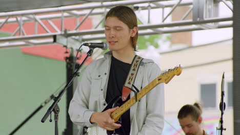 Guitarrista-De-Banda-Masculina-Actuando-En-El-Festival-Dogwood-En-El-Centro-De-Siloam-Springs,-Arkansas,-Estados-Unidos