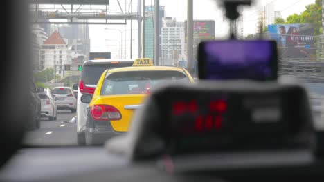 Metro-De-Taxi-Tailandés-Borroso-Con-El-Tráfico-De-Fondo-En-Una-Autopista-Muy-Transitada-Desde-El-Punto-De-Vista-Del-Pasajero