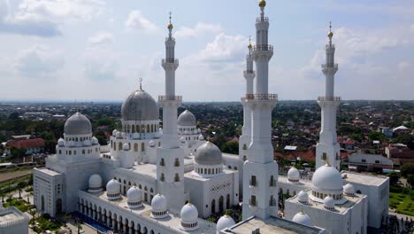 Close-up-aerial-view-of-Sheikh-Zayed-Grand-Mosque-in-Solo-Java