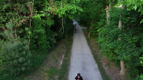 Menschen-Auf-Einem-Radweg