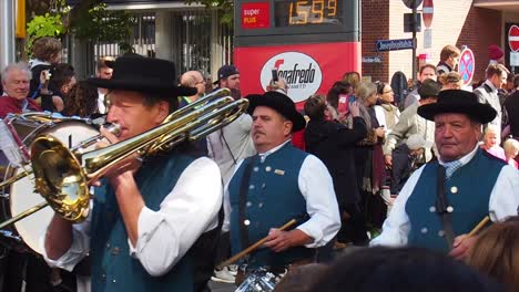 Traditional-parade-of-the-innkeepers-of-the-Oktoberfest-in-Munich,-Germany