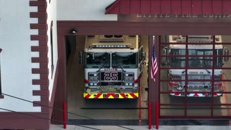 Camión-De-Bomberos-En-El-Garaje-De-Una-Estación-De-Bomberos