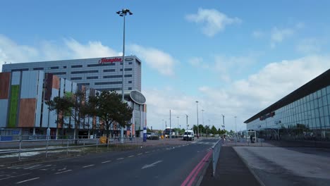 Taxi-arrival-outside-front-entrance-of-John-Lennon-airport-international-terminal,-Liverpool,-England