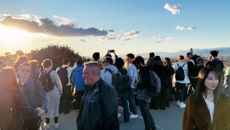 Muchos-Estudiantes-Se-Reunieron-En-Piazzale-Michelangelo-En-Florencia,-Italia.