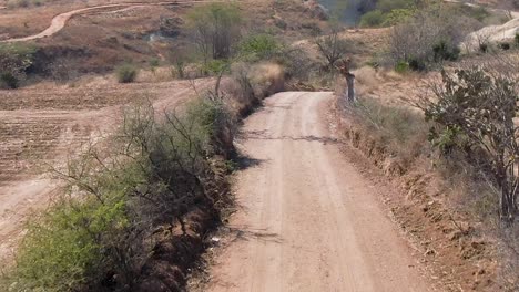 Mercedes-Benz-Clase-G-Corriendo-A-Alta-Velocidad-Por-Una-Carretera-Desértica-Dejando-Polvo-A-Su-Paso