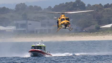 Rac-Rettungshubschrauber-Folgt-Marine-Rettungsboot-Mit-Crew,-Die-Zum-Einsteigen-Bereit-Ist