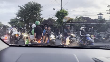 Fahren-In-Einem-Lieferwagen-Durch-Hunderte-Von-Motorrädern-Im-Dichten-Mittagsverkehr-Auf-Der-Insel-Bali,-Indonesien,-In-Der-Nähe-Von-Canggu