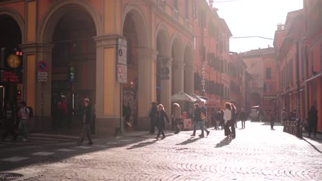 Bologna-Zebrastreifen:-Faszinierende-Aufnahmen-Von-Stadtbewohnern,-Die-Mit-Echtem-Italienischem-Flair-Durch-Belebte-Straßen-Navigieren-Und-Diese-Sicher-überqueren