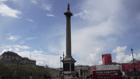 Tiefaufnahme-Des-Verkehrs,-Der-Am-Trafalgar-Square-Vorbeifliegt,-Während-Ein-Hubschrauber-Vorbeifliegt