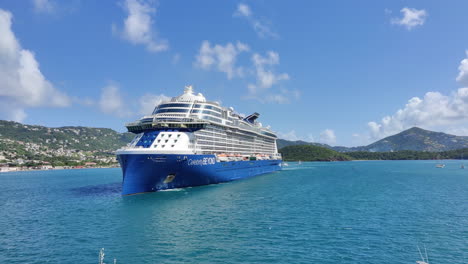 The-cruise-ship-gracefully-approaches-the-Caribbean-island,-a-breathtaking-sight-unfolds