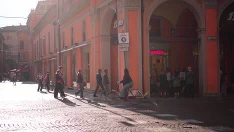 Paso-De-Peatones-De-Bologna:-Imágenes-Intrigantes-De-Los-Habitantes-De-La-Ciudad-Navegando-Por-Las-Bulliciosas-Calles-Y-Cruzando-Con-Seguridad-Con-Verdadero-Estilo-Italiano