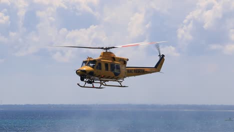 Nahaufnahme-Eines-RAC-Rettungshubschraubers,-Der-über-Den-Busselton-Jetty-Im-Westen-Australiens-Fliegt