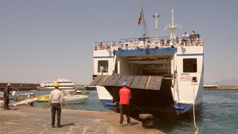 Barco-Turístico-Que-Llega-Al-Puerto-Marítimo-De-Las-Islas-Capri-Desde-Nápoles,-Italia