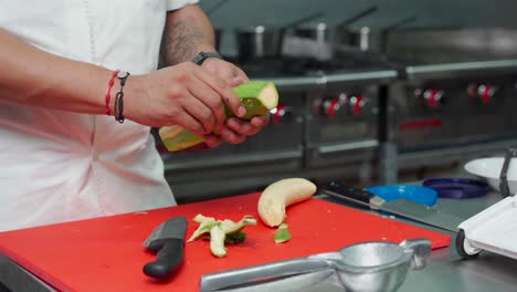 Salto-De-Plátano-Verde-Pelado-Crudo-Por-El-Chef-Latino-Mexicano-En-La-Cocina-Del-Restaurante-Para-Rodajas-Fritas