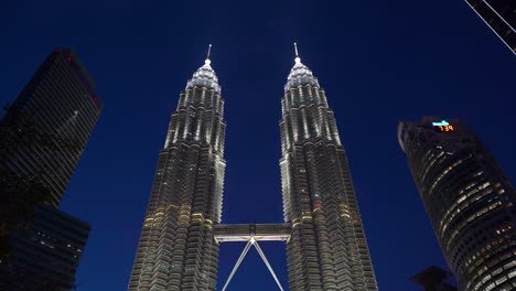 Increíbles-Torres-Gemelas-Petronas-Iluminadas-Contra-El-Cielo-Azul-De-La-Hora