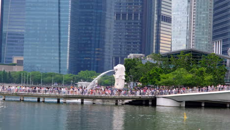 Los-Turistas-Masivos-En-Marina-Bay-Debajo-Del-Merlion-En-Singapur-Marina-Bay-Sands