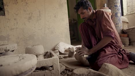 Un-Hombre-Trabajando-Con-Arcilla-Amasando-Para-Alfarería