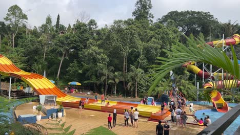 Turista-Disfrutando-De-Un-Gran-Paseo-En-Tobogán-Acuático-En-El-Parque-Acuático