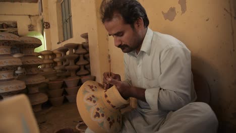 Handwerker-Malen-Auf-Handgefertigter-Tonvase