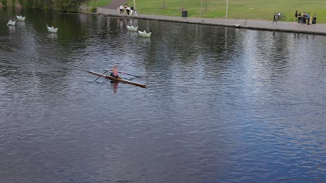 Mujer-Hembra-Remando-Un-Bote-De-Remos-En-El-Río-Torrens-Adelaida,-Australia-Del-Sur