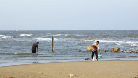 Dos-Pescadores-En-Una-Playa-En-Tailandia.