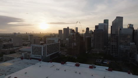 Luftaufnahme-In-Richtung-1550-Auf-Der-Grünen-Baustelle,-Sonnenuntergang-In-Houston,-USA