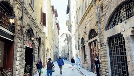 Punto-De-Vista-De-Personas-Caminando-Por-Las-Calles-Antiguas-Y-De-Piedra-De-Florencia,-Italia,-En-Un-Día-Soleado-Y-Despejado.