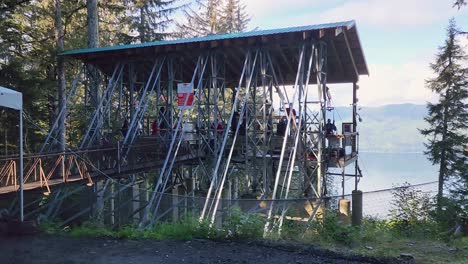 Paseo-En-Tirolesa-Ziprider-En-El-Punto-Del-Estrecho-Helado-En-Hoonah,-Alaska,-Liberado-Visto-Desde-Detrás-De-La-Plataforma-En-Un-Día-Claro