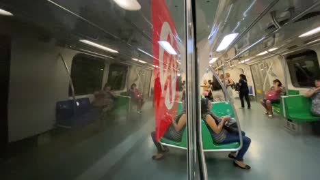 Ein-Filmischer-Blick-In-Eine-U-Bahn