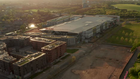 Toma-Aérea-En-Círculos-Bajos-Aquí-East-Building-London