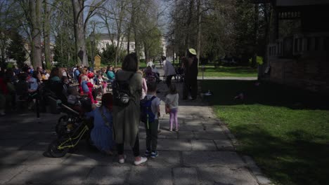 Representación-De-Teatro-Infantil-En-El-Parque