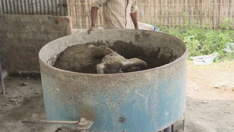 Trabajadores-Indios-Cargando-Hormigonera-Con-Arcilla-Y-Arena-Para-La-Producción-De-Ladrillos-En-El-Sitio-De-Construcción-En-La-India