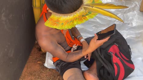 Primer-Plano-De-Un-Hermoso-Sombrero-De-Plumas-Tradicional-De-Color-Amarillo-Del-Amazonas