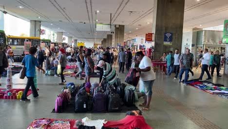 La-Gente-Se-Mueve-Dentro-De-Una-Estación-De-Autobuses.