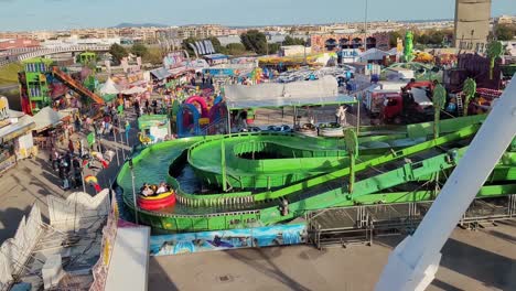 Städtisch,-Riesenrad,-Himmel,-Blau,-Architektur,-Reisen,-Aussicht,-Bezirk,-Szene,-Stadtbild,-Tag,-Bunt,-Perspektive,-Skyline,-Höhe,-Besichtigung,-Bau