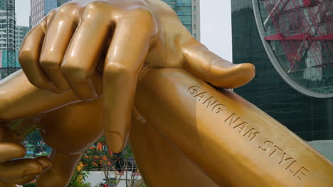 Nahaufnahme-Einer-Statue-Im-Gangnam-Stil-Am-Osttor-Von-Coex-In-Gangnam,-Seoul,-Südkorea