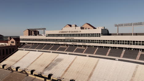 Universidad-De-Colorado,-Boulder-Usa,-Disparo-De-Drone-De-Las-Gradas-Vacías-Del-Estadio-Folsom-Field-Y-Galería-En-Un-Día-Caluroso-Y-Soleado